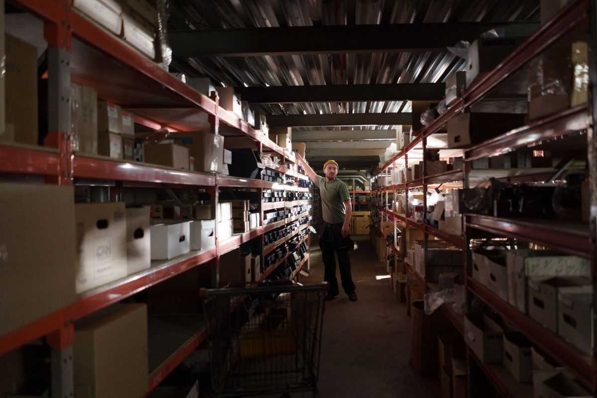 Almacén industrial con estanterías